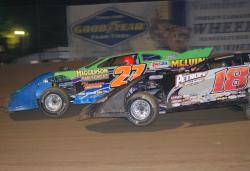 Shannon Babb (18) hounds Rodney Melvin (27). (DirtonDirt.com)