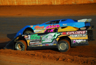 Tommy Kerr (4T) couldn't pass Randy Weaver (116) in the dash or feature. (mrmracing.net)