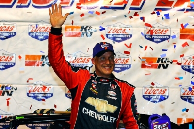 Dale McDowell waves to the Volunteer crowd. (thesportswire.net)