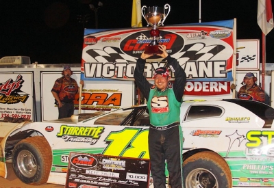 Jeff Smith hoists the series championship trophy. (Gary Laster)