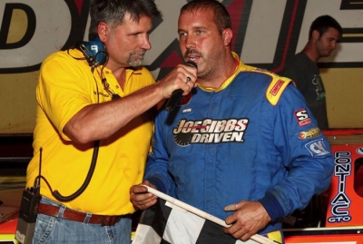 Shane Clanton tells the Dixie crowd about his victory. (praterphoto.com)