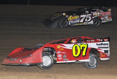Kelly Boen (07) goes past early leader Terry Phillips (75) at Thunder Hill. (fasttrackphotos.net)