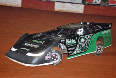 Scott Bloomquist heads to victory and his second straight Lucas Oil title. (mrmracing.net)