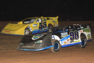 Justin Wells (98) moves into the lead over Ken Essary (55). (stlracingphotos.com)