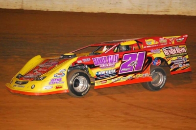 Billy Moyer Jr. heads for victory Saturday at Hohenwald, Tenn. (photobyconnie.com)