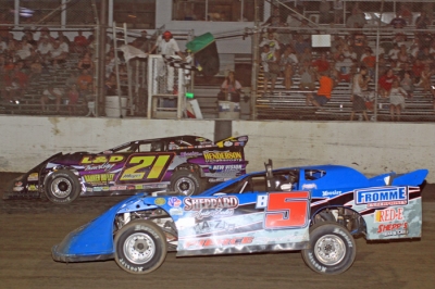 Brandon Sheppard (B5) takes the checkers as he nearly laps sixth-place finisher Billy Moyer (21). (stlracingphotos.com)