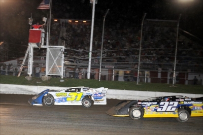 Jason Utter (31) beats Chris Simpson (32) to the line for a $3,000 victory. (fasttrackphotos.net)