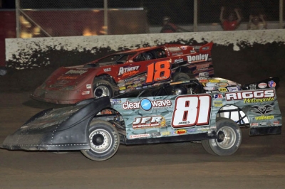 Shannon Babb (18) looks to overtake leader Scott James (81) with five laps remaining. (stlracingphotos.com)