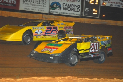 Winner Billy Ogle Jr. (201) took the points lead from William Thomas (22), who finished second. (mrmracing.net)