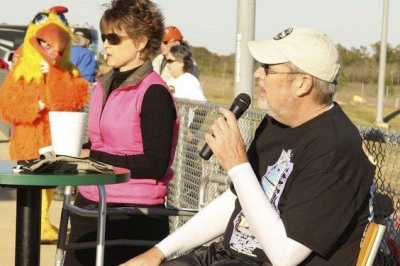 Injured announcer Ross Tingle was back in action at Magnolia. (foto-1.net)