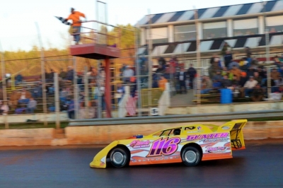 Randy Weaver takes the checkers. (mikessportsimages.com)