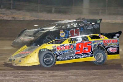Devin Dixon (95) races with Christian Augspurger (35) at Hendry County. (ricksdarkroom.com)