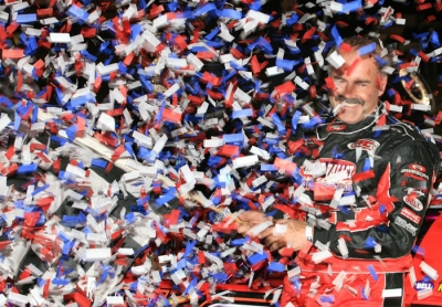 Billy Moyer celebrates his $20,000 victory. (cgphotos.net)