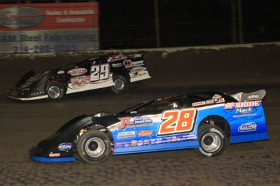 Winner Dennis Erb Jr. (28) swapped the lead with Darrell Lanigan (29) several times. (stlracingphotos.com)