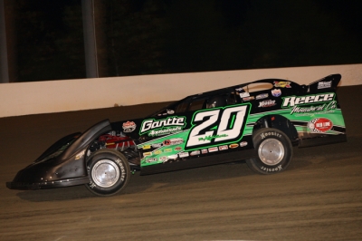 Jimmy Owens heads for a heat race victory at Magnolia. (foto-1.net)