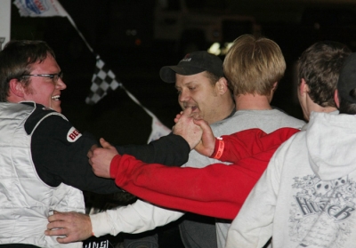Jason Feger celebrates with his crew. (tpcphoto.com)