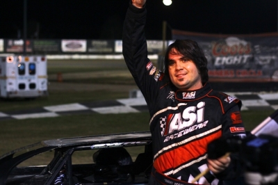 Ronny Lee Hollingsworth waves from victory lane. (photosbytrace.com)