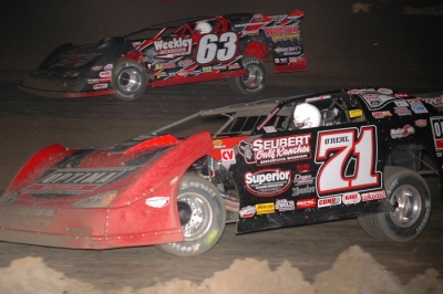 Don O'Neal (71) moves by Doug Drown on his way to victory. (DirtonDirt.com)