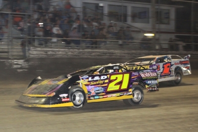 Billy Moyer heads to his 19th DIRTcar Nationals victory. (stlracingphotos.com)