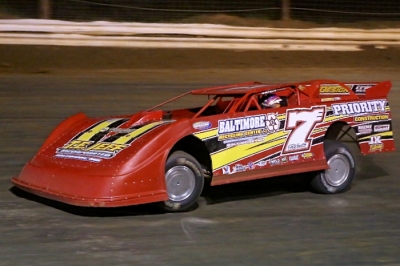 Rick Eckert heads for victory in Paul Crowl's No. 7 Rocket Chassis. (pbase.com/cyberslash)