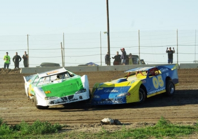 Gary Dechant (05) got in this early scrape but won the feature. (Phil Pietrowski)