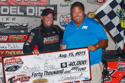 Shannon Babb and Mooney Starr in victory lane. (heathlawsonphotos.com)