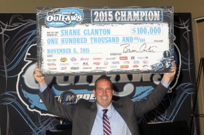 Shane Clanton shows off his $100,000 check. (Barry Lenhart)