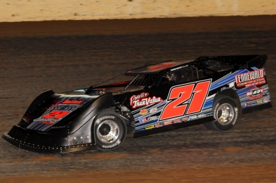 Johnny Fennewald heads for victory at Lucas Oil Speedway. (cbracephotos.com)