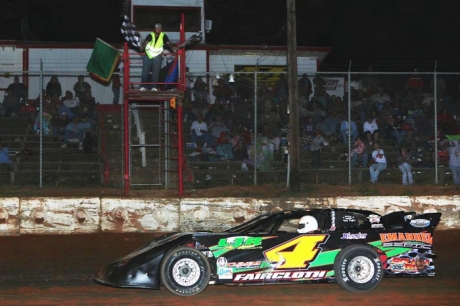 Faircloth takes the checkered flag. (ronskinnerphotos.com)