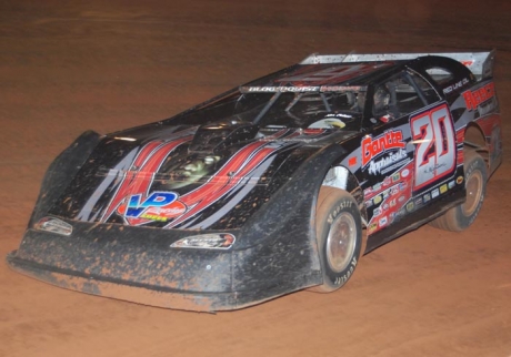 Jimmy Owens (20) cruises toward his $5,000 victory. (DirtonDirt.com)