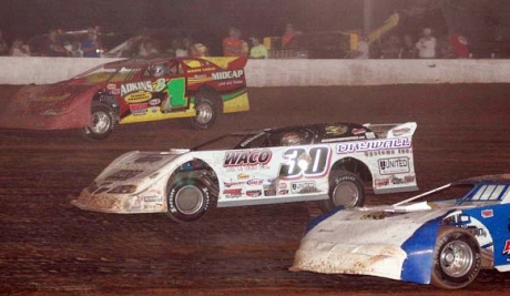 Steve Shaver (30) works traffic during his Harvest 50 victory. (www.suestevensonphotography.com)