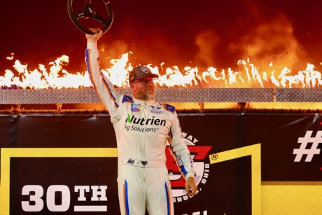 Jonathan Davenport in victory lane. (joshjamesartwork.com)