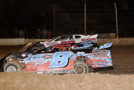 Lonnie Parker Jr. (8P) heads for the front. (yourracepictures.com)