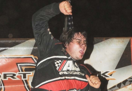 Ronny Lee Hollingsworth celebrates in victory lane. (carlsonracephotos.com)