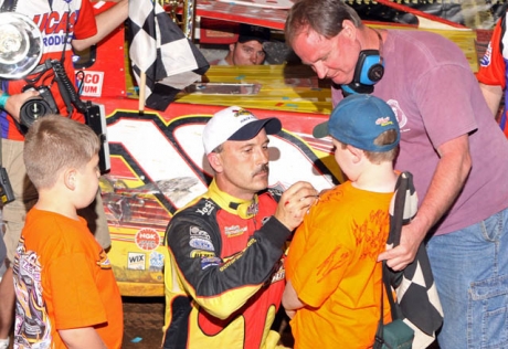 Tim Fuller signs autographs following his victory. (pbase.com/cyberslash)