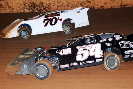 Fast qualifier Anthony Rushing runs the outside against Dane Dacus. (DirtonDirt.com)