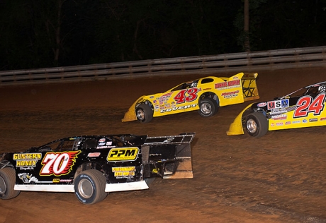 Jason Covert (43a) battles up front in his Hagerstown victory. (wrtspeedwerx.com)