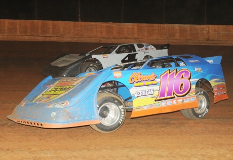 Randy Weaver (116) slips by Ricky Arms (4). (carlsonracephotos.com)