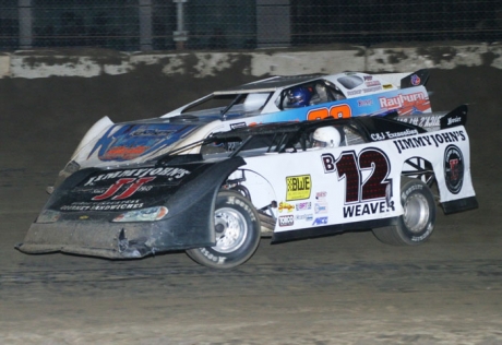 Kevin Weaver (B12) gets an edge on Dennis Erb Jr. (28) at Shepp's. (stlracingphotos.com)