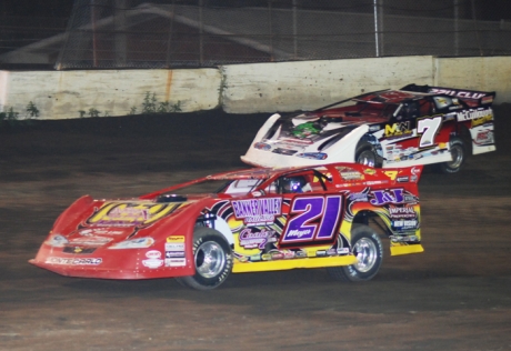 Billy Moyer (21) withstands Matt Miller's challenge (7). (DirtonDirt.com)