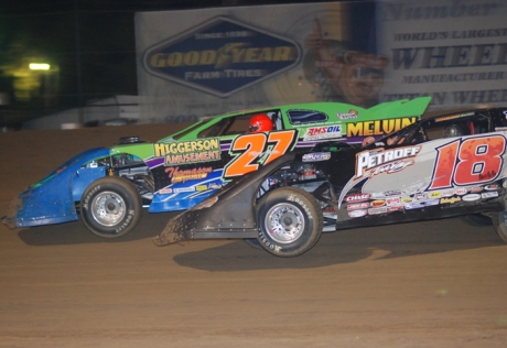 Shannon Babb (18) hounds Rodney Melvin (27). (DirtonDirt.com)