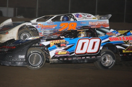 Randy Korte (00) stays just ahead of Dennis Erb Jr. (28). (DirtonDirt.com)