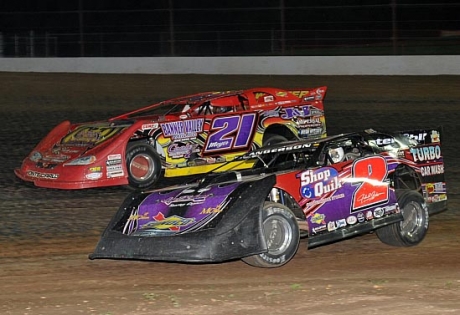 Winner Billy Moyer (21) battles runner-up John Anderson. (fastrackphotos.net)