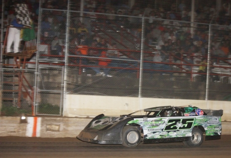 Jason Feger takes the checkered flag. (de-photos.com)