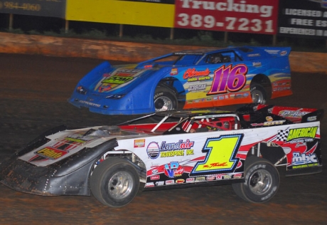 Vic Hill (1) battles Randy Weaver (116). (mrmracing.net)