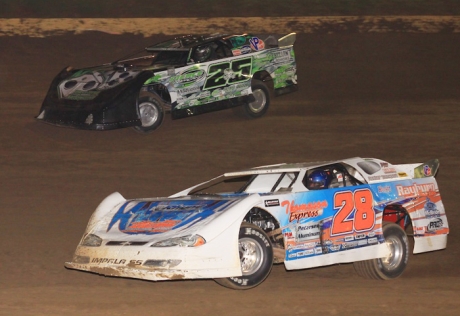 Dennis Erb Jr. (28) races ahead of Jason Feger (25). (stlracingphotos.com)