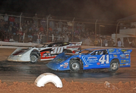 Josh McGuire (41) battles Steve Shaver (30) en route to his Harvest 50 victory. (rasmithphotos.com)