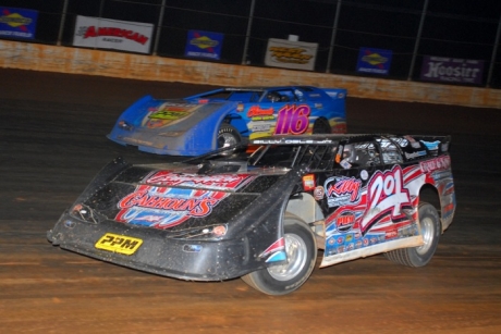 Billy Ogle Jr. (201) holds off Randy Weaver (116). (mrmracing.net)