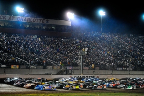 The field prepare for Saturday's feature event. (thesportswire.net)