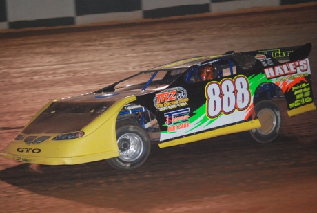 Dennis Hale races to his heat race victory. (DirtonDirt.com)